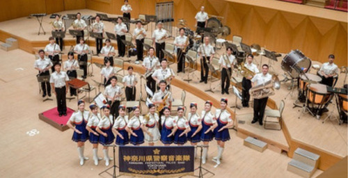 息の合った演奏を披露する＝県警提供