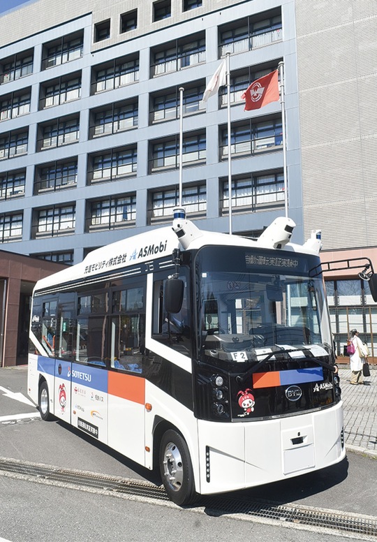 センサーやカメラがついたバス