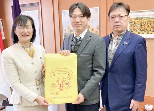 カバーを寄贈した鏑木会長（中央）と溝渕副会長（右）