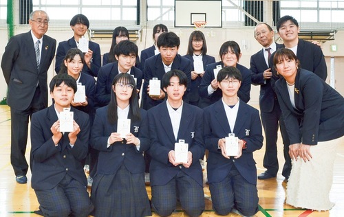 記念品を受け取った生徒代表