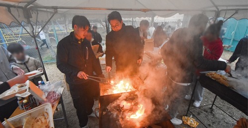 焼きそばで腕を振るうJCメンバー