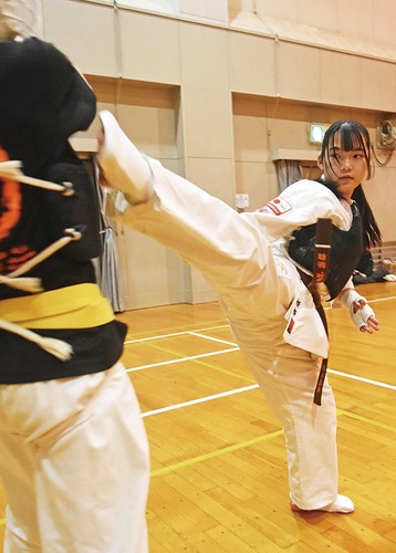 社家コミセンで組手の稽古をする前野さん