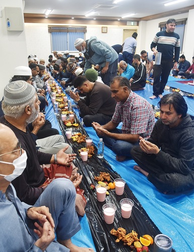 水も飲まずに日中を過ごし、夕食の前に祈る