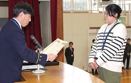 表彰される平井さん