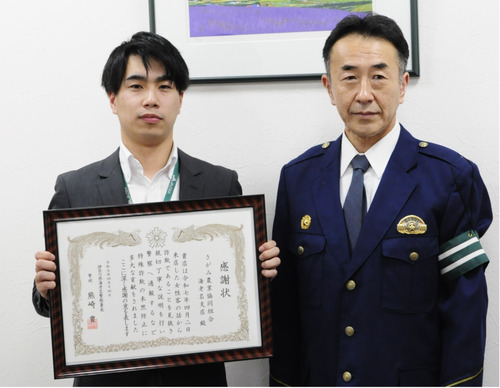 詐欺を防いだ茂木さん（左）と熊崎署長