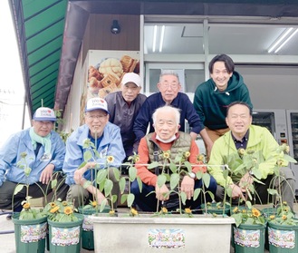 ひまわりの鉢とメンバー（４月20日撮影）