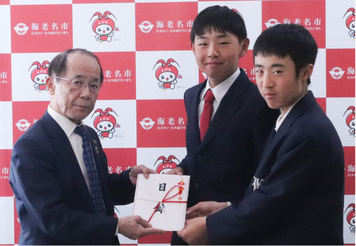 内野市長に面会した出野さん（中央）と岩田さん（右）＝海老名市提供