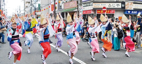 昨年は新橋通りで行われた各連の選抜メンバーがつどう「総踊り」の様子
