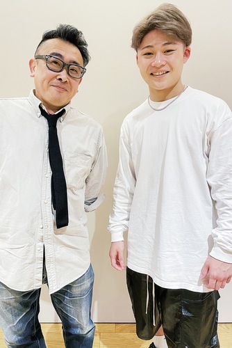 ライズのチャンピオンを目指す所さん（右）と、所さんの身体のケアを行っている田原さん＝９日・大和市文化創造拠点シリウス