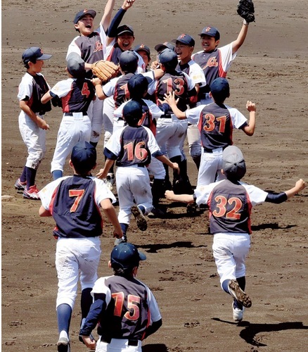 優勝を決め、マウンドに駆け寄る選手たち