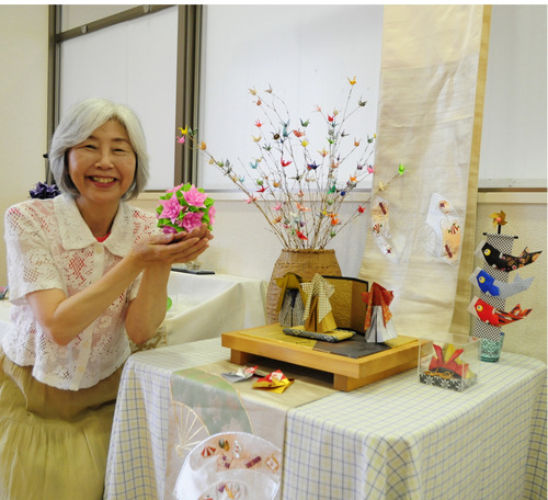 くす玉を手に持つ監物さん