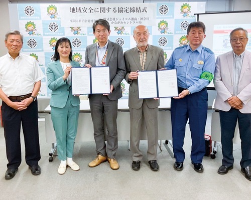 協定を結んだ原局長(左から3番目)と湯浅会長(隣）