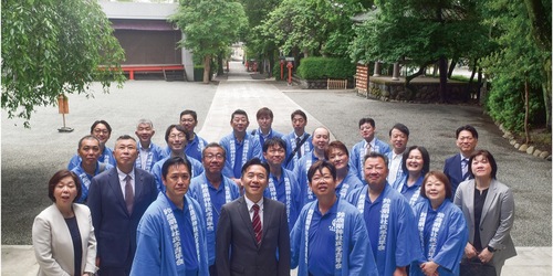 境内に集まった石井会長（中央）とメンバー