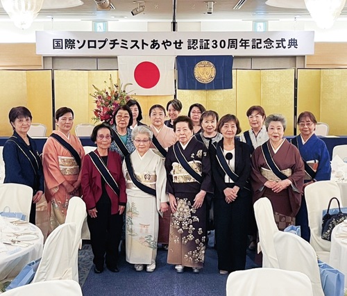 川邊会長（左から４人目）とメンバー