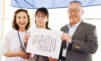 表彰状を手渡した平田会長と矢内施設長、選考委員の大原ますみ委員長（右から）