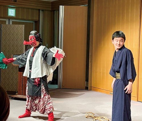 ステージで演じる劇団員