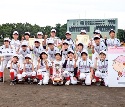 優勝を喜ぶ県央ガールズの選手たち