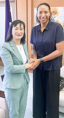 佐藤市長を表敬訪問した東谷さん（右）