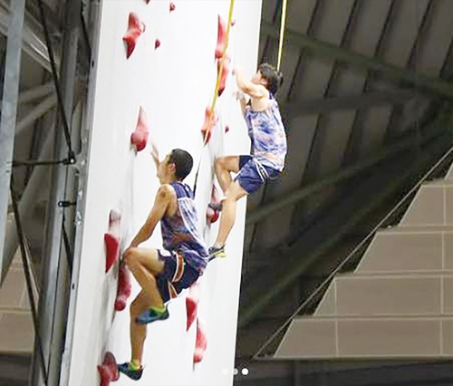 ６月下旬の合宿で登る大西さん（奥）　jmsca_official