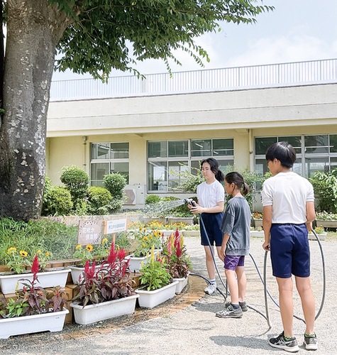 授業の合間に水やりをする園芸委員会のメンバーら