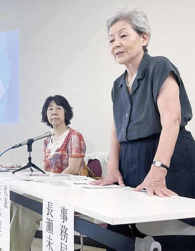 会見で語る佐々木由子代表（４日）