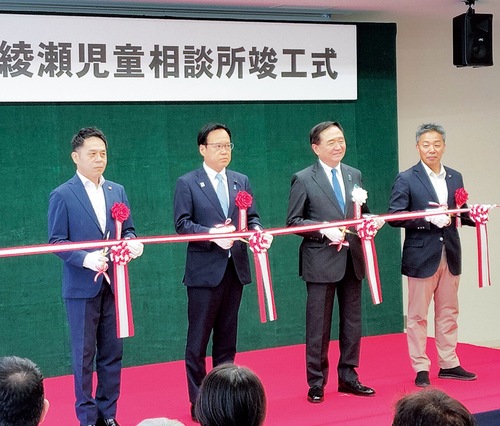 （左から）テープカットを行う、橘川綾瀬市長、谷口県議会副議長、黒岩知事、古谷田大和市長