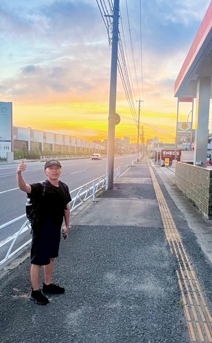 歩く山本さん（本人提供）