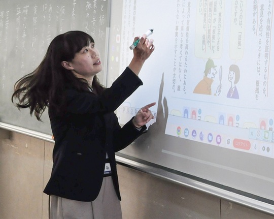 生徒の発言を板書する木下教諭