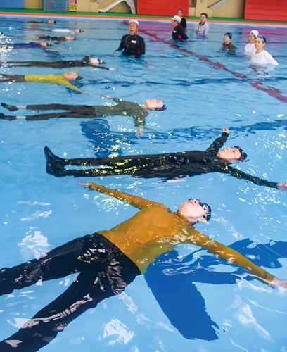 浮力を感じながら仰向けに