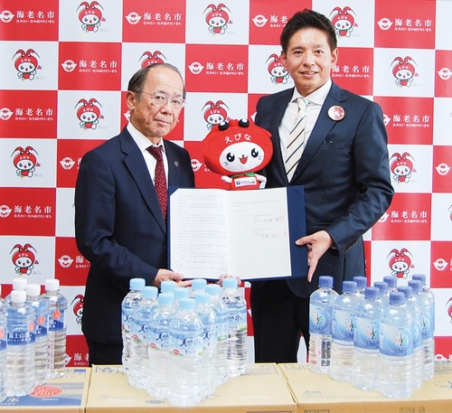 協定を締結した内野市長（左）と（株）八洋の後藤社長