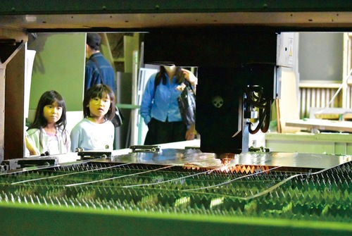 火花を散らしてステンレスを切る様子に注目