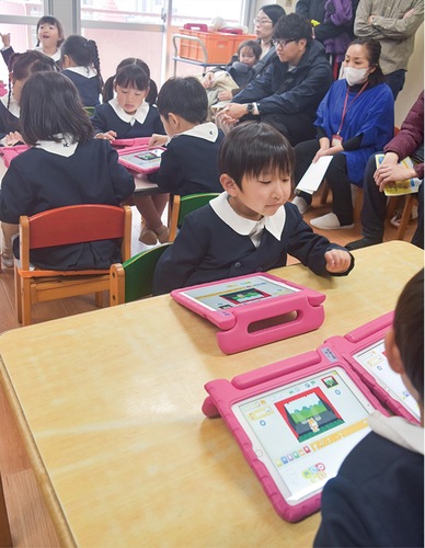 タブレットを使う園児