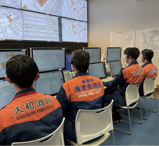 更新作業が進む新たな指令システムを確認する4市の消防吏員ら＝12日・県央東部消防指令センター