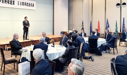 出席者を前に50周年を迎えた思いを話す永井会長