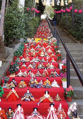 石段を千体のひな人形が彩る（以前の開催時の様子）