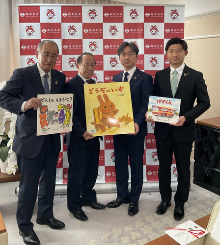 （左から）贈呈式に出席した伊藤教育長、内野市長、市川常務、井上支店長