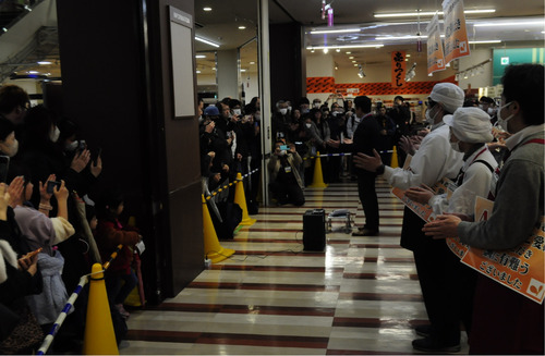 多くの客が見守る中、閉店セレモニーが行われた