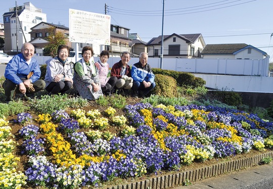 花文字を囲む「すみれグループ」のメンバー