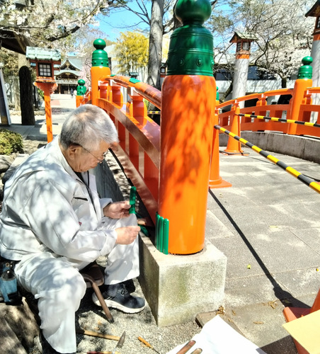 新しく塗りなおした橋の下部に根巻金物を取り付ける