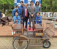 ポニー広場に馬車寄贈
