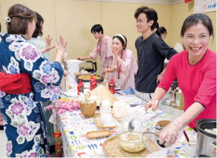 綾瀬市役所の広場で10月10日、ベトナムフェスタ