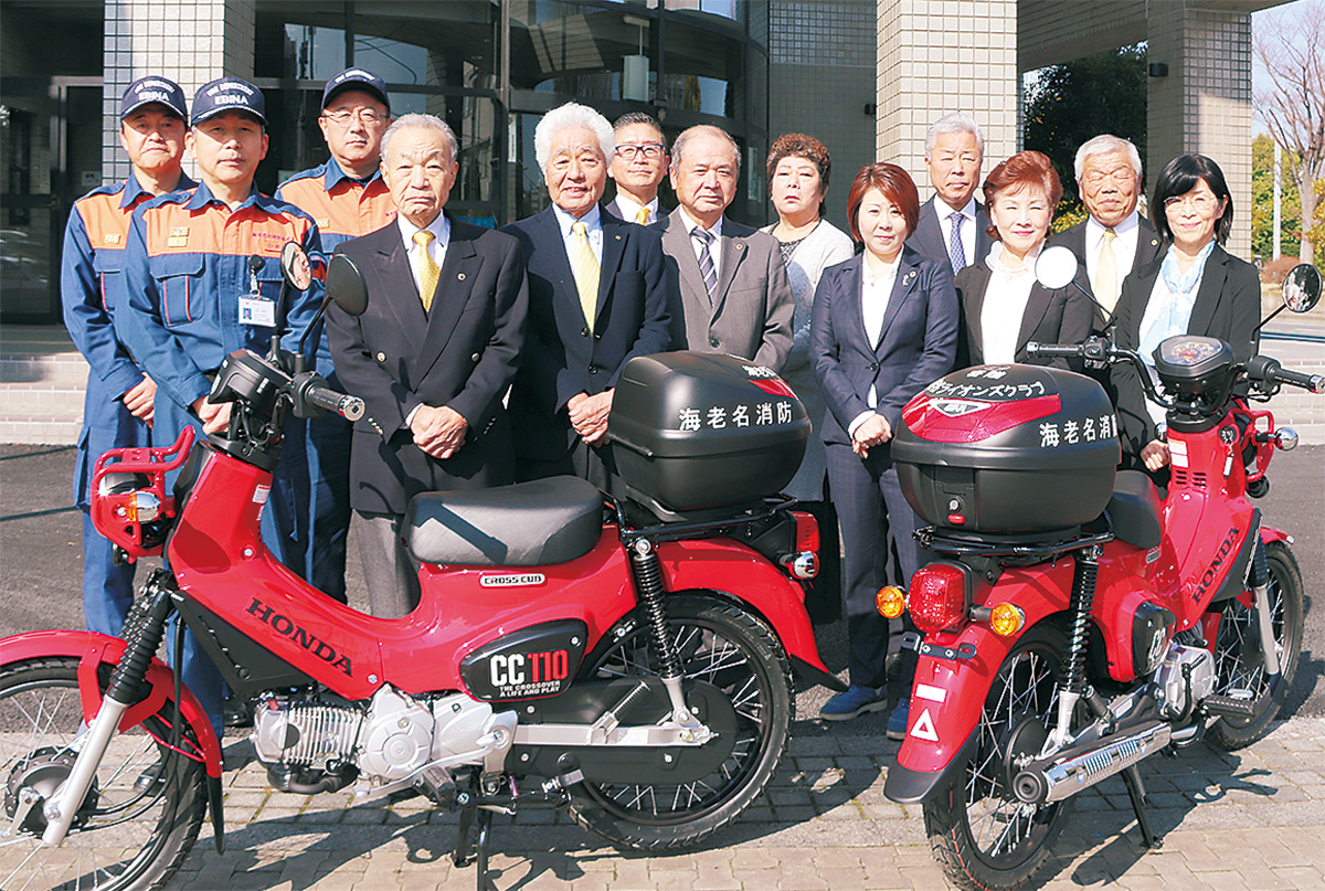 贈呈された「防災バイク」と海老名ライオンズクラブメンバー