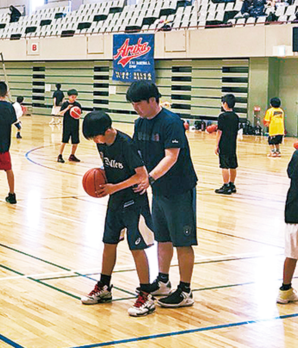 指導を受ける小学生