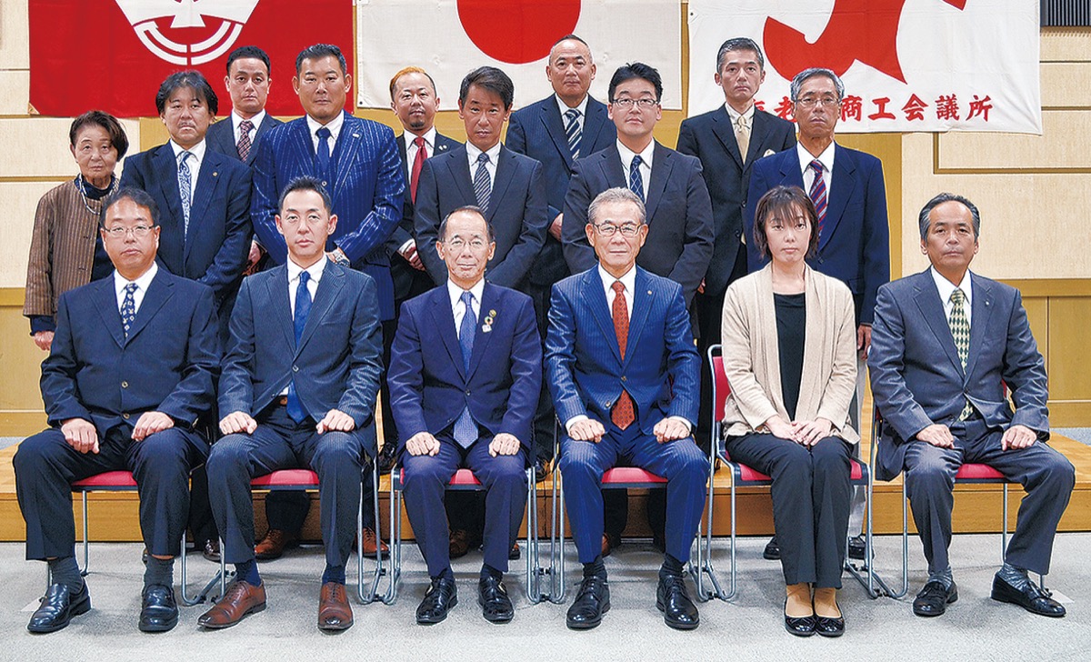 21日の表彰式に出席した事業所代表者や個人