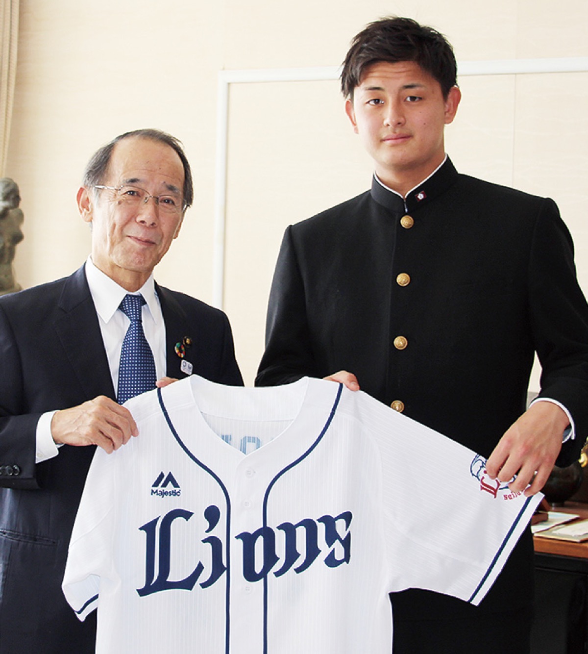 市長を表敬訪問した井上さん