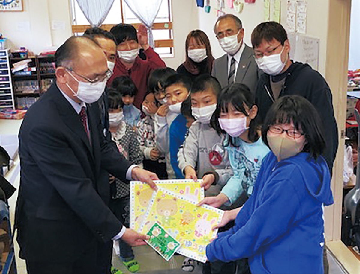 学童にプレゼント