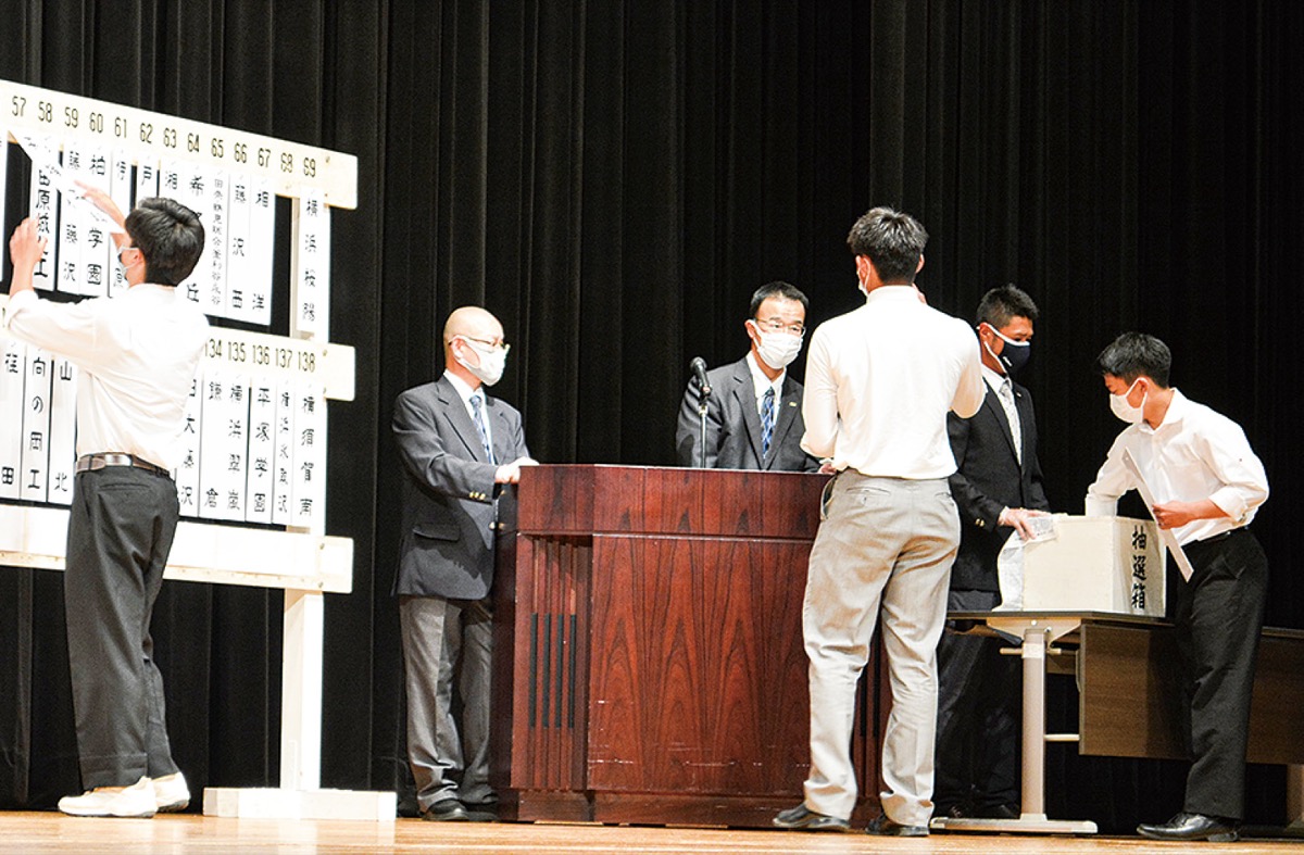組み合わせ抽選会の様子