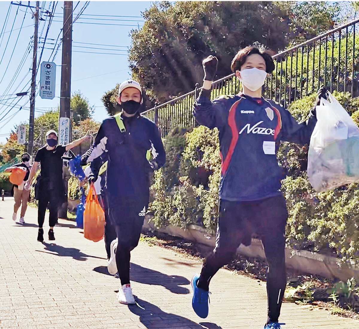 ゴミを拾いながら走る参加者