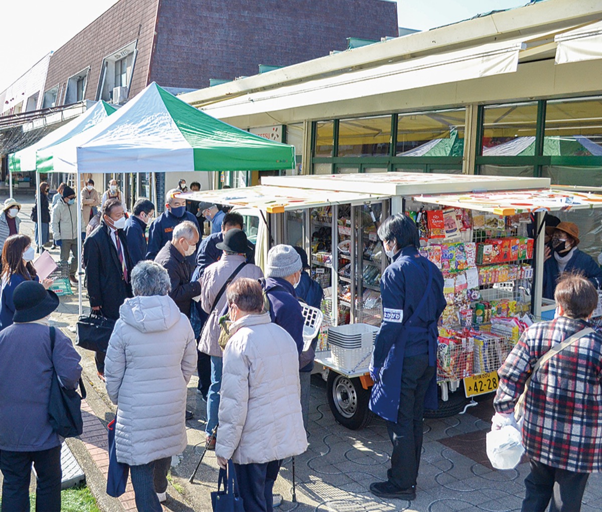 閉店したローゼン国分寺台店前でスタートした移動スーパー