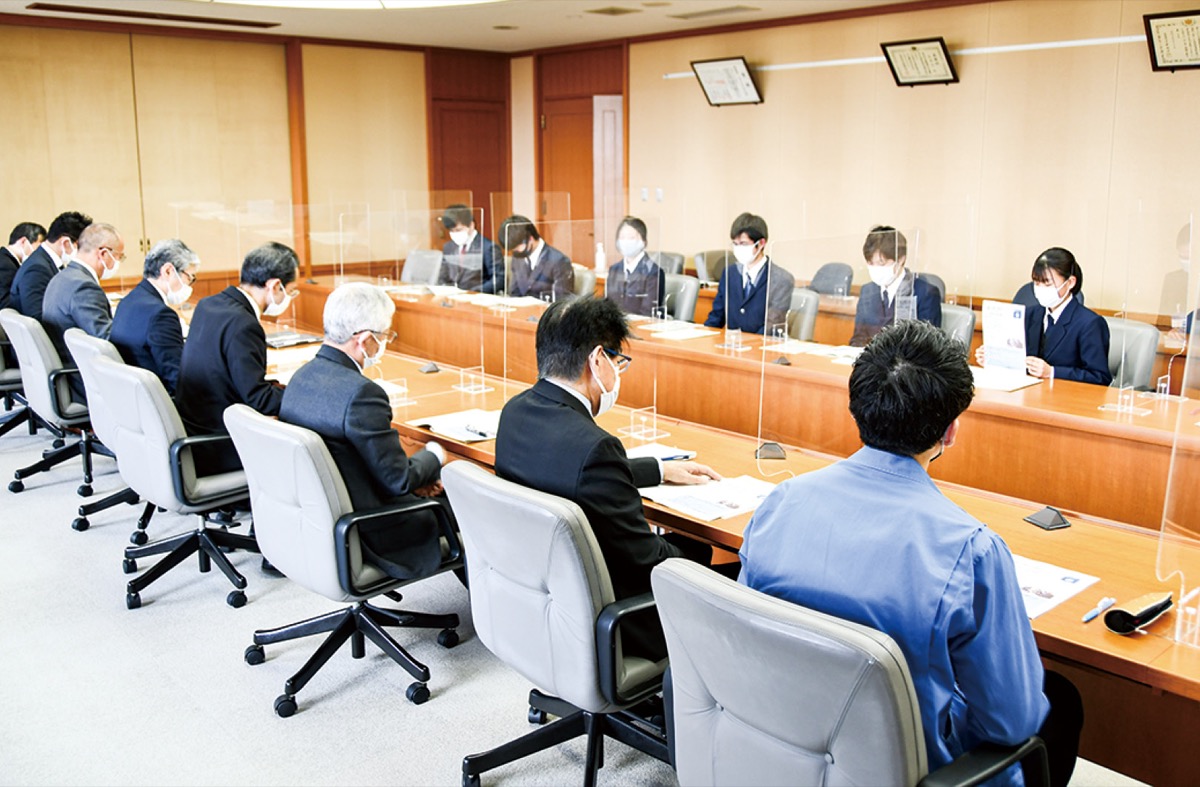 古塩市長ら市の幹部を前に発表する生徒たち